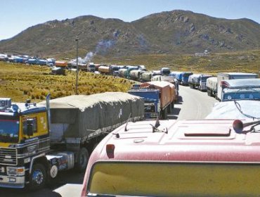 Bolivia exige a Chile paso de camiones varados en frontera por huelga chilena