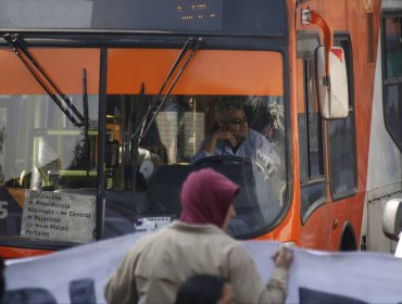 Barristas de Colo Colo apuñalan a chofer de Transantiago