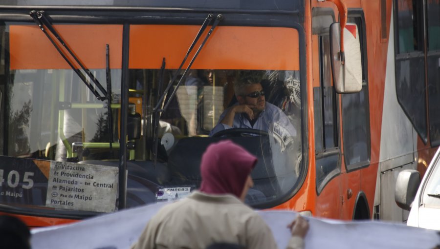 Barristas de Colo Colo apuñalan a chofer de Transantiago