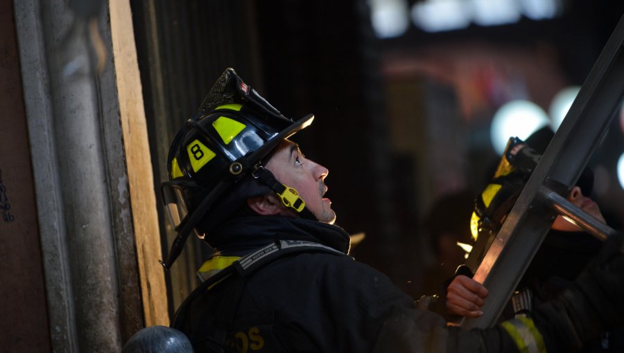 Incendio destruyó fábrica de vidrio en La Pintana