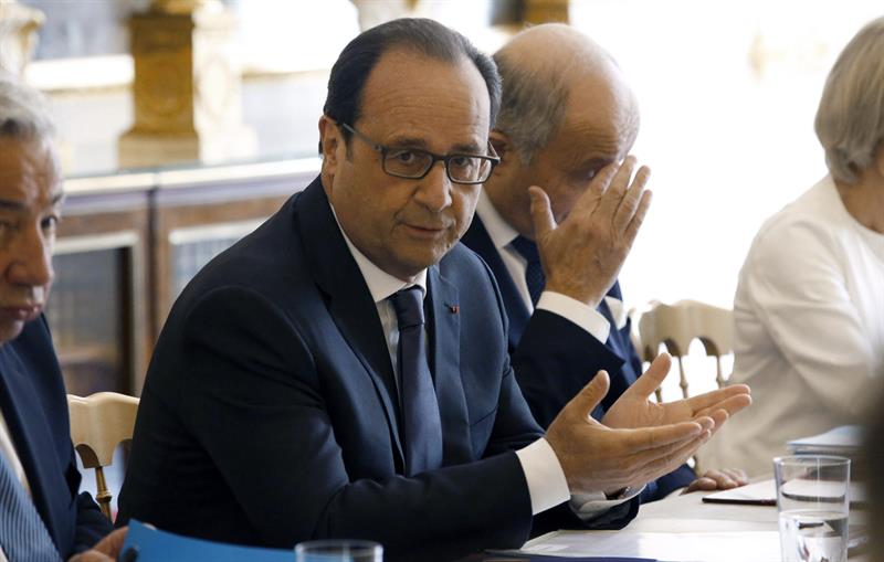 Hollande: Francia "hará lo posible para destruir" al ejército de fanáticos