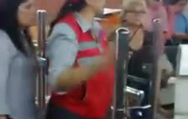 Video: Denuncian que guardias del Metro se negaron a ayudar a niña discapacitada