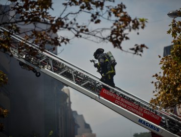 Intentan rescatar a posible suicida en la comuna de Providencia