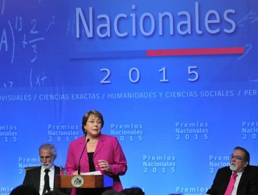 Presidenta entrega Premios Nacionales 2015