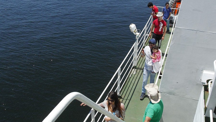 Barco emblemático de Greenpeace es sensación en Valparaíso