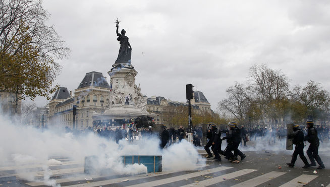 Un centenar de detenidos en los altercados durante una manifestación en París