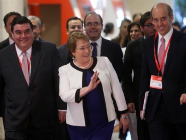 Presidenta Bachelet llega a París a participar de Cumbre Medioambiental