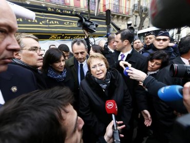 Michelle Bachelet rinde homenaje en París a las víctimas de los atentados