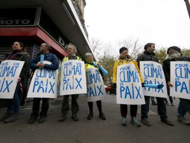 Pese a la prohibición, miles de personas unen sus manos en París por la COP21