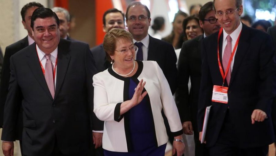 Presidenta Bachelet llega a París a participar de Cumbre Medioambiental