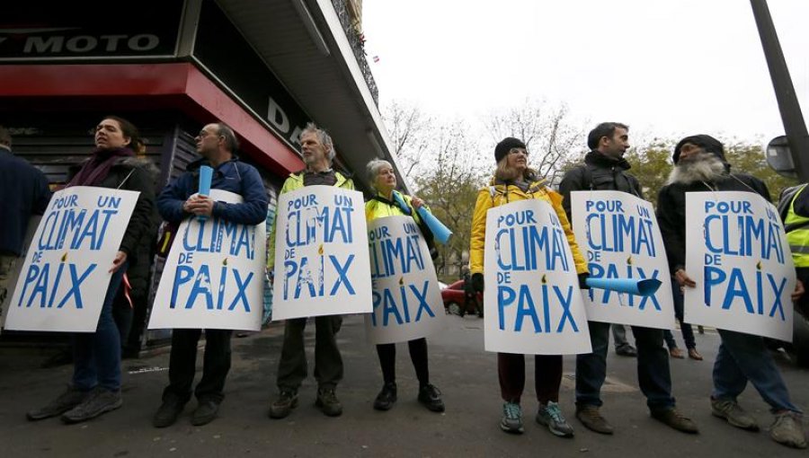 Pese a la prohibición, miles de personas unen sus manos en París por la COP21