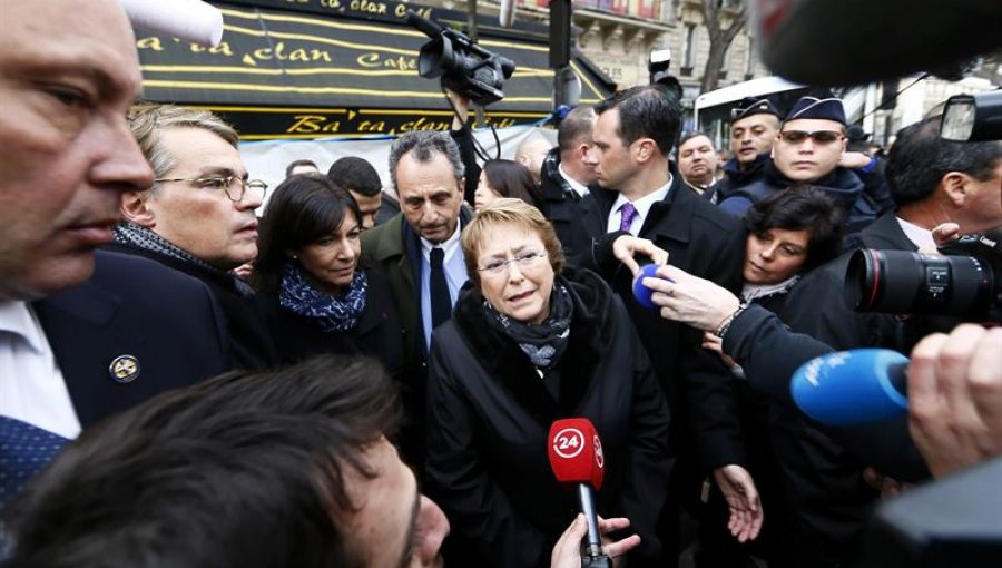 Michelle Bachelet rinde homenaje en París a las víctimas de los atentados