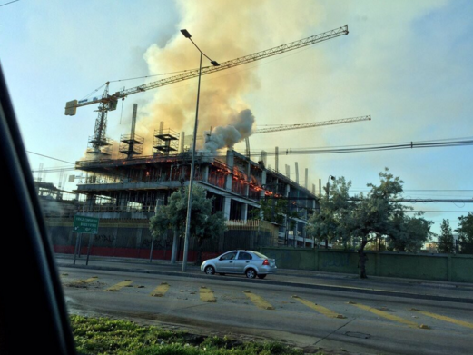 Incendio afecta hospital en construcción en La Florida