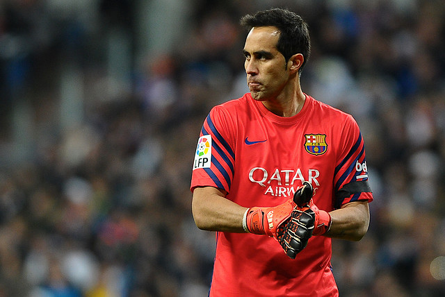 España: Claudio Bravo recibió el premio al mejor arquero de la temporada 2014-15