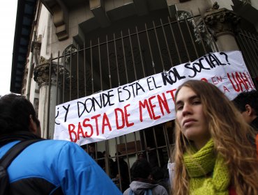 Estudiantes de la UAH se toman Arzobispado de Santiago