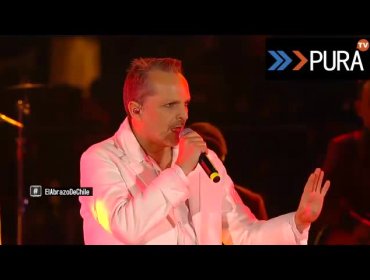 Miguel Bose cantó y encantó a un entregado Estadio Nacional