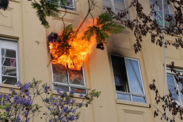 Expectación por incendio en Estado con Alameda, pleno centro de Santiago