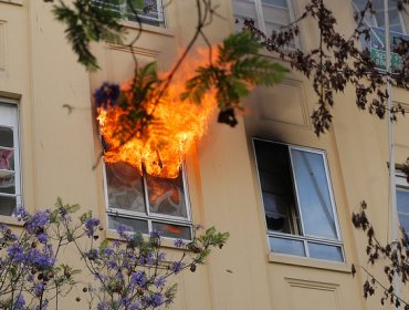 Expectación por incendio en Estado con Alameda, pleno centro de Santiago