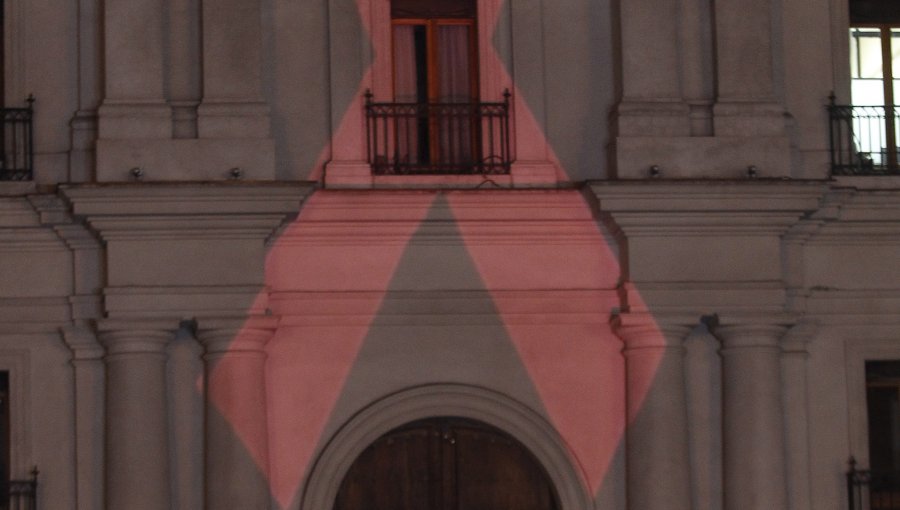 Palacio de La Moneda se iluminó con el Lazo de la Vida en Día Mundial del Sida