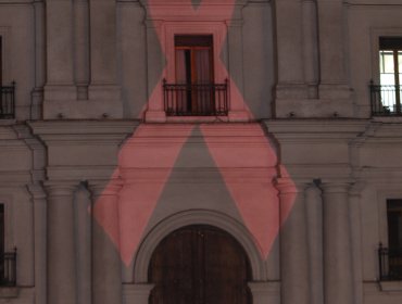 Palacio de La Moneda se iluminó con el Lazo de la Vida en Día Mundial del Sida