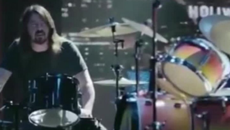 Dave Grohl enfrentó a Personaje de los Muppets en duelo de batería