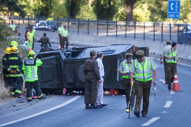 Vehículo de carabineros protagoniza accidente en subida Santos Ossa.