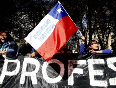 Profesores marchan en protesta por "pensiones de pobreza" colegas jubilados