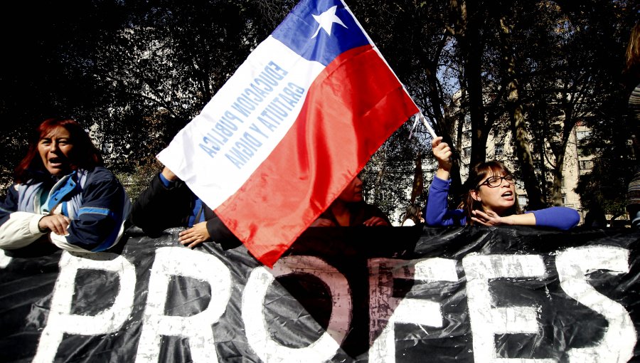 Profesores marchan en protesta por "pensiones de pobreza" colegas jubilados