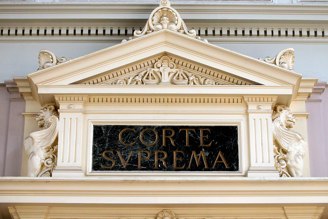Suprema confirmó multas a 8 ex ejecutivos de Farmacias Ahumada por colusión