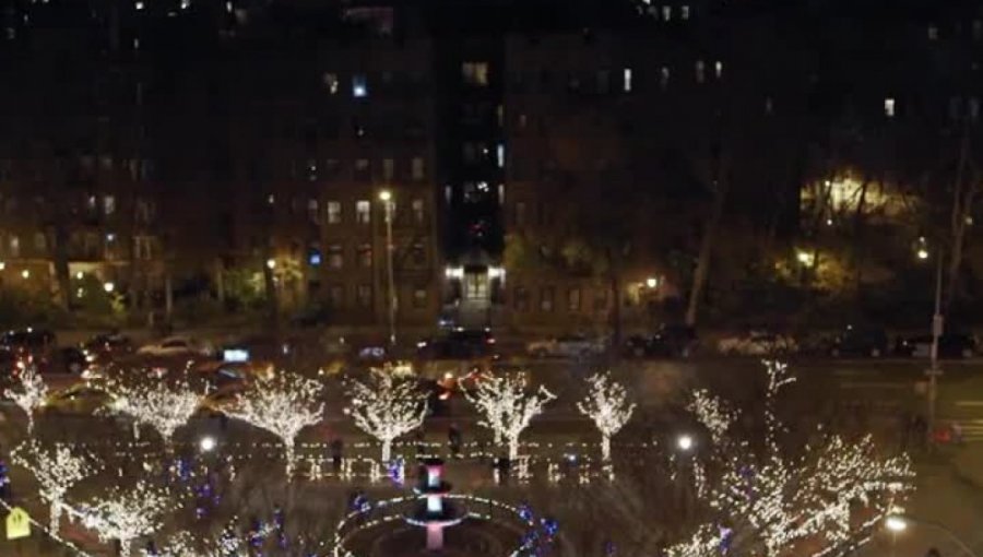 Más de 50 mil luces navideñas se prenden misteriosamente en Nueva York