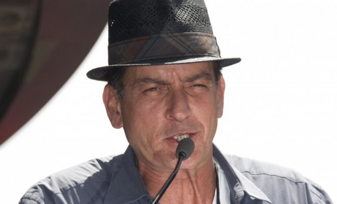 Charlie Sheen lo demanda su Exnovia por abusos y esconder que tenía VIH