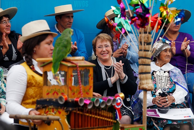 Presidenta Bachelet saludó a los "Tesoros humanos vivos 2015” de nuestro país