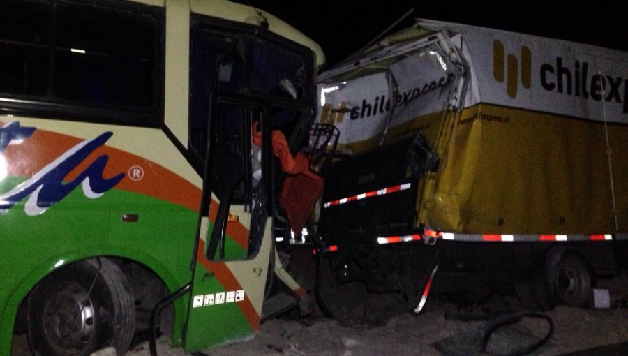 Dos muertos y 11 heridos en choque de bus de pasajeros con camión en Huara