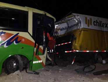 Dos muertos y 11 heridos en choque de bus de pasajeros con camión en Huara