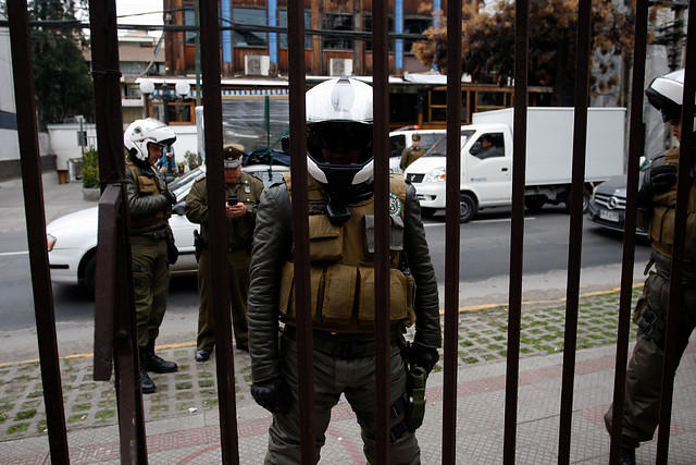 Mayor de FFEE amenazó con un arma a carabineros que lo detuvieron por VIF