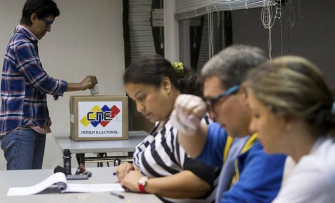 Las parlamentarias venezolanas avanzan sin incidentes con gran participación