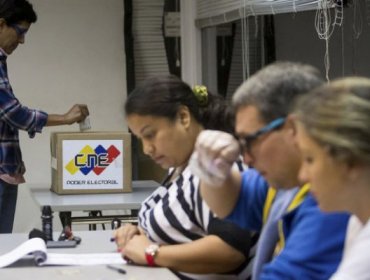 Las parlamentarias venezolanas avanzan sin incidentes con gran participación