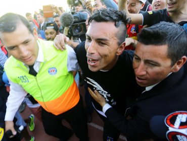 Plantel de Colo Colo celebró en el camarín y en cancha el título del Apertura