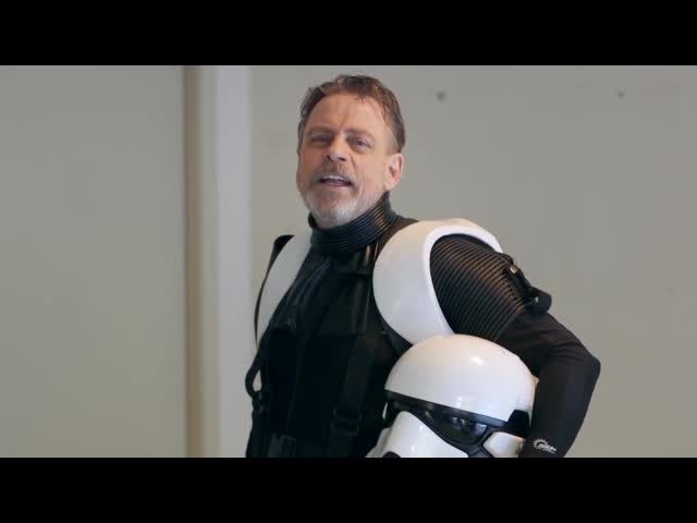 Mark Hamill sorprende a fanáticos disfrazado de Stormtrooper