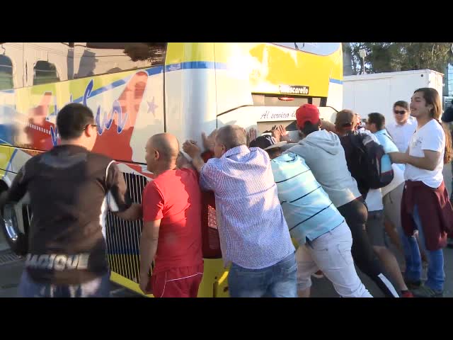 El incidente que tuvo el bus de Colo Colo a la salida del estadio de Valparaíso