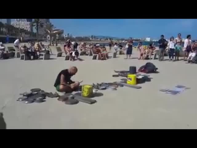 Maestro Percusionista delita en las playas tocando Música Electrónica