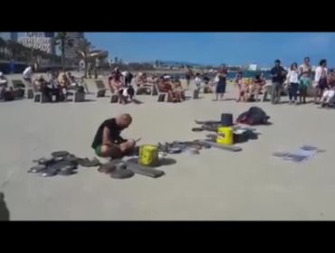 Maestro Percusionista delita en las playas tocando Música Electrónica