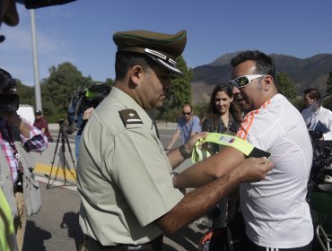 Entregan brazaletes reflectantes a peregrinos que van a Lo Vásquez