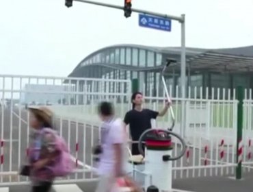 Este chino aspiró la contaminación, convirtiéndola en un ladrillo