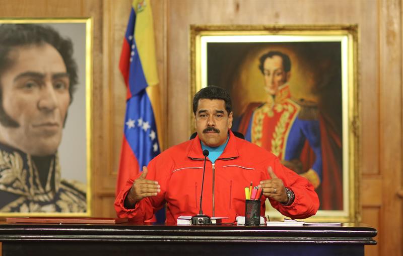 Maduro llama a "reconstruir la Revolución Bolivariana" tras la derrota electoral