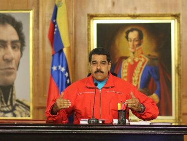 Maduro llama a "reconstruir la Revolución Bolivariana" tras la derrota electoral