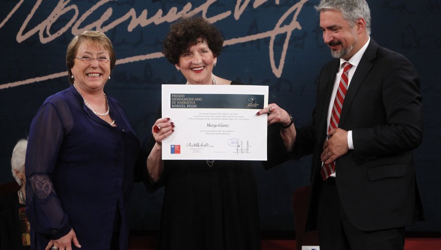 Presidenta entrega el Premio Iberoamericano Manuel Rojas a Margo Glantz