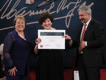 Presidenta entrega el Premio Iberoamericano Manuel Rojas a Margo Glantz