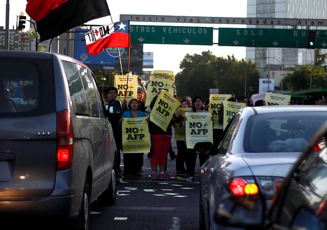 Realizan diversas manifestaciones en Santiago en jornada contra las AFP