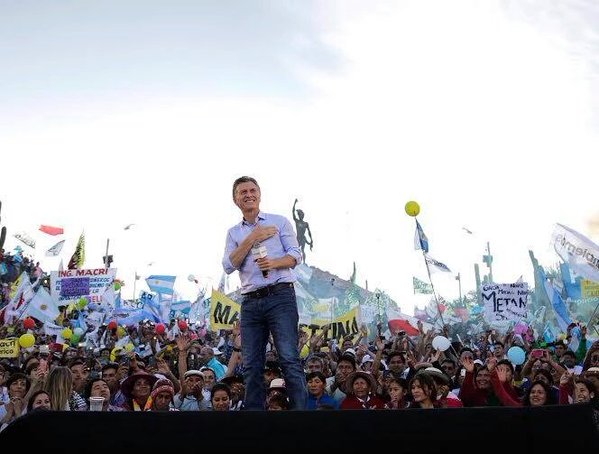 Macri parte hacia el Congreso argentino para jurar como presidente